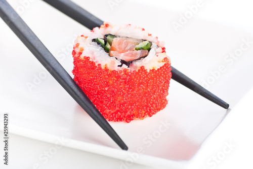 Tapeta ścienna California roll i czarne patyki