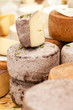 Verschiedene Sorten italienischer Käse auf einem Markt