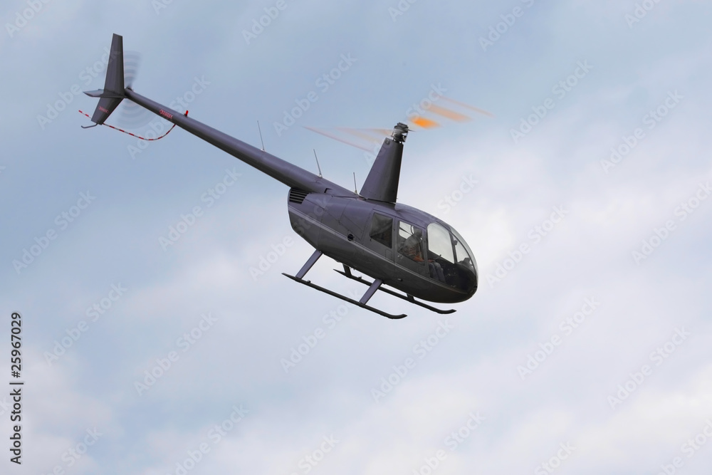 Hubschrauber mit drehendem Rotor im Flug - obrazy, fototapety, plakaty 