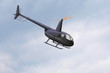 Hubschrauber mit drehendem Rotor im Flug