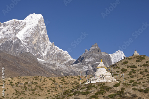 Naklejka samoprzylepna Buddyjska stupa wysoko w górach himalajskich w Nepalu