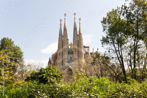 Plakat na papierze fotorealistycznym Zbliżenie świątyni świętej rodziny bez dźwigów (barcelona)
