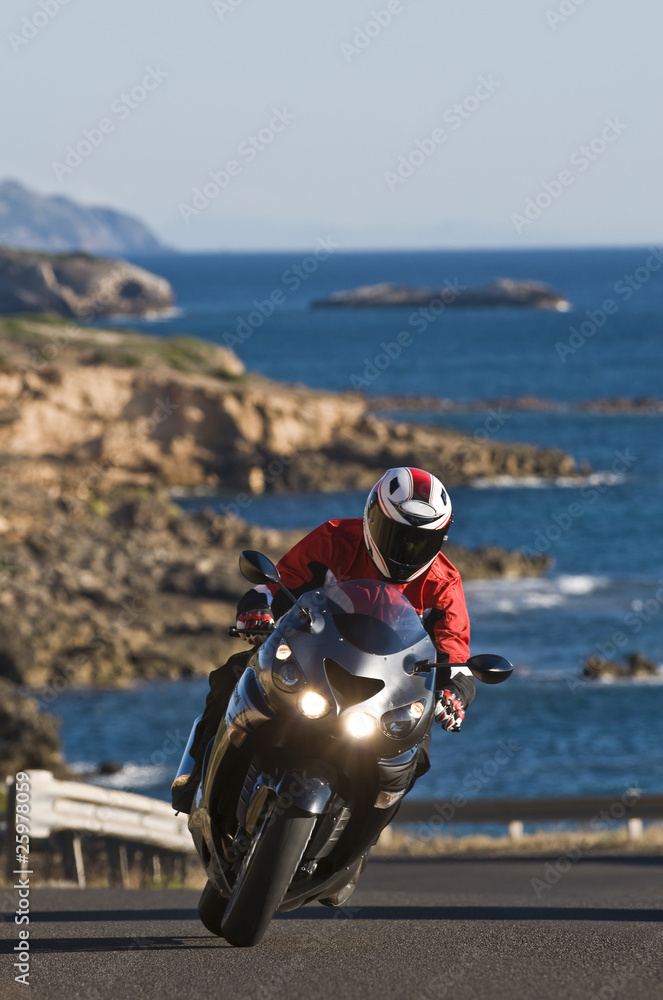 motocyklista-z-czarnym-motorem-na-tle-sardynii