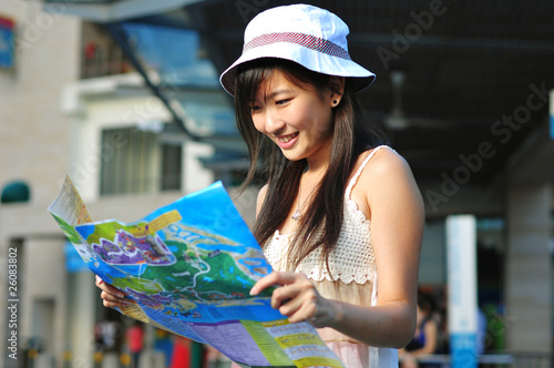 Foto Little Chinese Asian Tourist Girl looking at her map