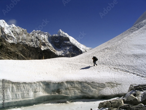 Naklejka samoprzylepna Przekraczanie lodowca na szczycie cho la pass w himalaya, nepal.