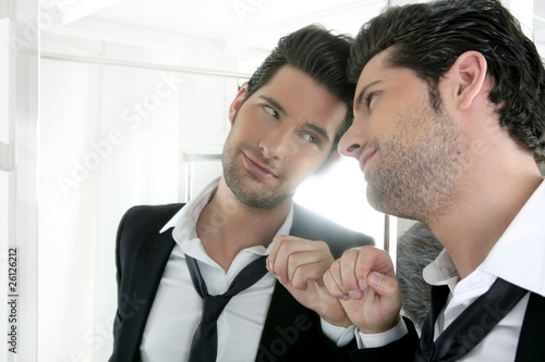 Fotografía Handsome narcissistic young man looking in a mirror