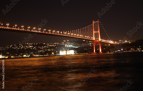 Fotoboard na płycie Most Bosporus w nocy w Stambule, Turcja