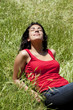 jeune femme bain de soleil dans une prairie de blé
