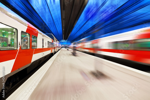 Board z aluminiowym obramowaniem Pociąg pasażerski przechodzący przez stację kolejową