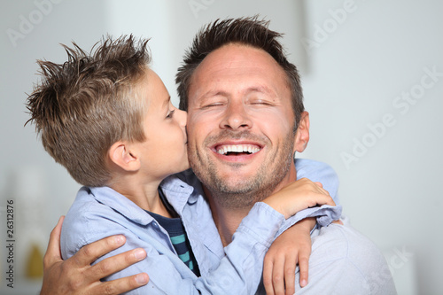Fotografija  Little bond boy giving a kiss to his dad