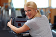 Frau trainiert im Fitnesscenter