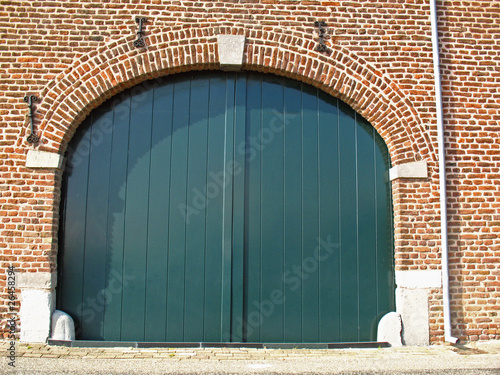 Restauriertes Scheunentor – kaufen Sie dieses Foto und finden Sie