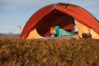 Frau in der Abendsonne beim Zelten in Lappland