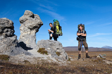 Wall Mural - pärchen auf trekkingtour in lappland