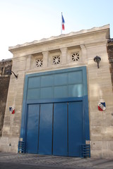 Poster - Porte d'entrée de la prison de la Santé à Paris