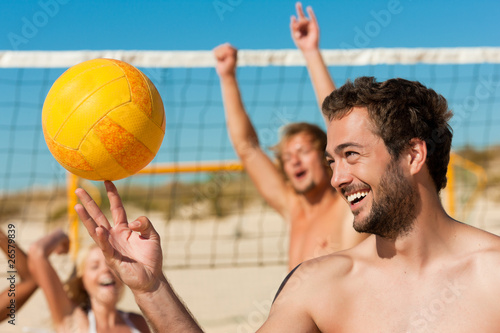 Fototapety piłka plażowa  przyjaciele-grajacy-w-siatkowke-plazowa