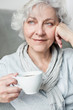 attraktive Seniorin genießt Kaffee und ruhigen Moment