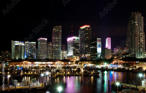 Plakat na papierze fotorealistycznym Panoramę centrum Miami w nocy