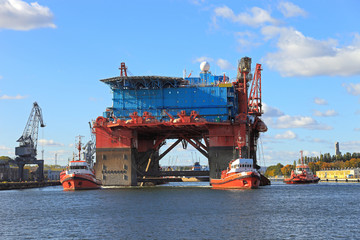 Towing platform in port