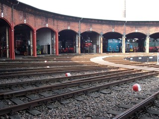 historischer Lok - Rundschuppen mit Fahrzeugen