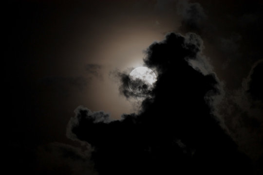 Luna piena illumina le nubi tenebrose