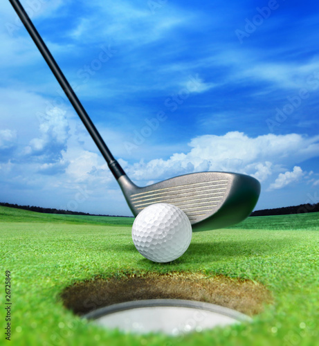 Board z aluminiowym obramowaniem Piłeczka golfowa w pobliżu bunkra