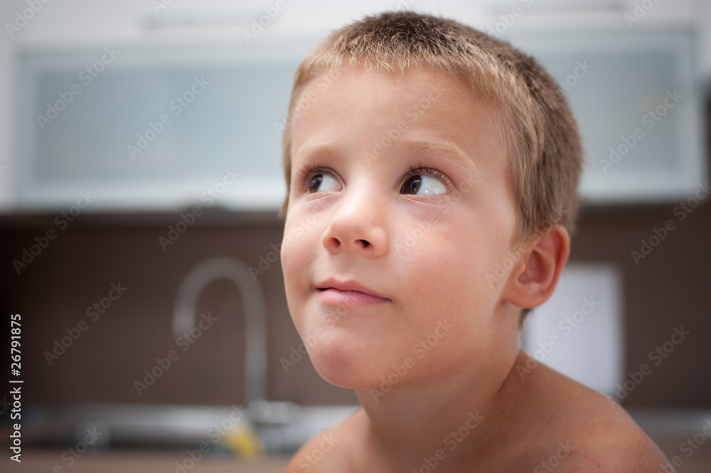 bambino con sguardo furbo in cucina