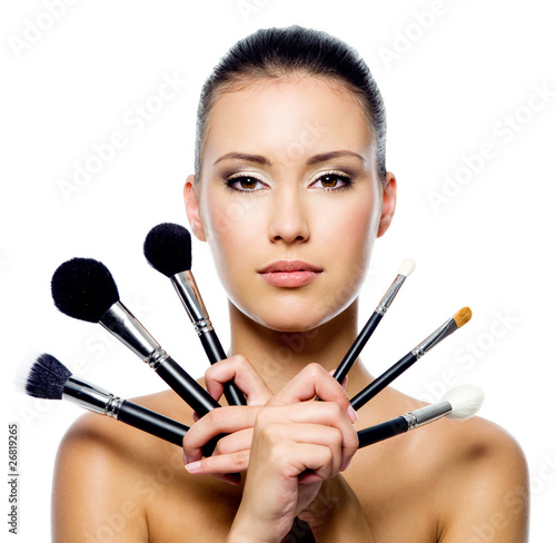 piekna-kobieta-z-makeup-szczotkuje-odosobnionego