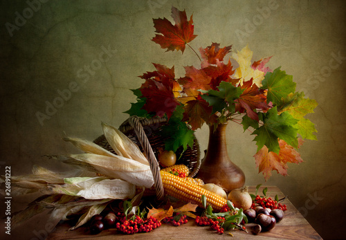 Fototapeta do kuchni Herbstliches Stilleben mit Mais und Nüssen