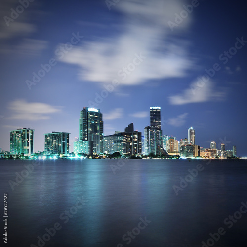 Plakat na papierze fotorealistycznym Miami skyline w nocy z ładnymi refleksami