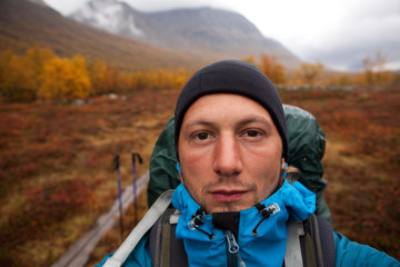 Wall Mural - selbstportrait des wanderers in lappland im herbst