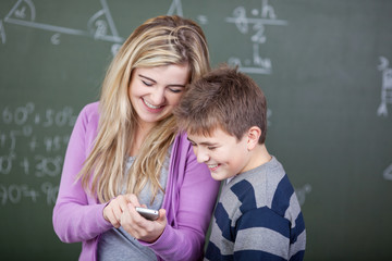 Sticker - schüler mit handy vor der tafel