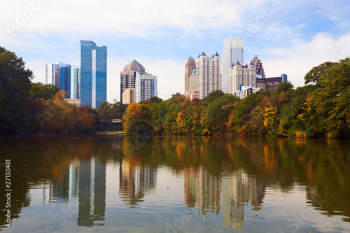 Fotoboard na płycie Midtown atlanta odzwierciedlenie w jeziorze.