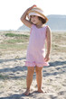 © elisabetta figus - bambina in spiaggia che sitiene il capellino