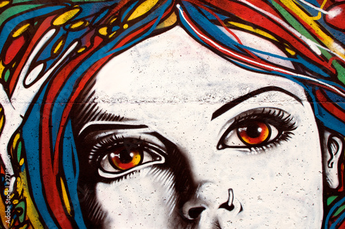 modne-i-stylowe-graffiti-przedstawiajace-kobiete-w-kolorowych-wlosach