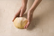 Travailler la pâte à la main 