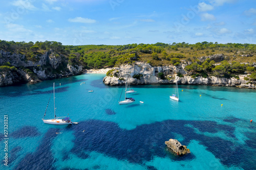 Board z aluminiowym obramowaniem Widok z plaży Macarelleta w menorca, Baleary, Hiszpania