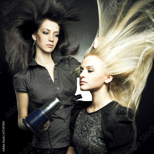 Naklejka na szafę Kobieta z blond włosami w salonie fryzjerskim