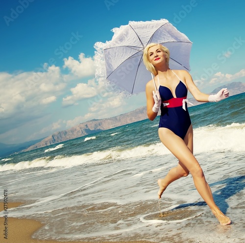Plakat na papierze fotorealistycznym Atrakcyjna blond kobieta działa na morzu