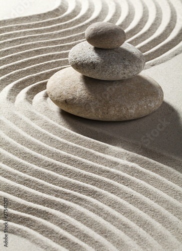 Obraz w ramie onde zen sur sable et trois galets