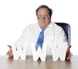 © STUDIO GRAND WEB - businessman ingénieur rassuré par internet