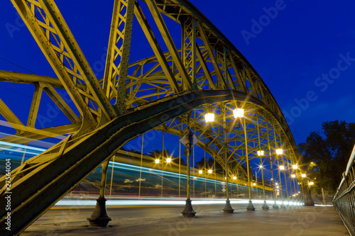 Nowoczesny obraz na płótnie Night traffic over a bridge