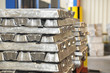 Aluminium zu Masseln und Blöcken gestapelt