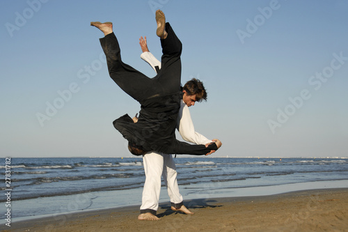 Naklejka samoprzylepna Taekwondo i apkido na plaży