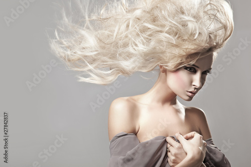 Naklejka na drzwi Piękna blondynka z rozwianymi włosami