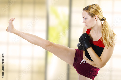 Εκτύπωση καμβά Female fighter kicking leg high side