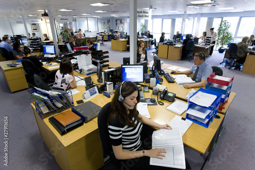 Sales People Working At Desks In Call Center Office Kaufen Sie