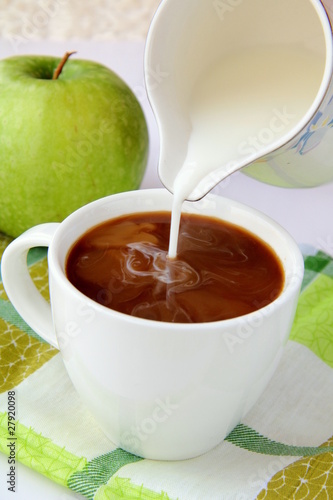 Tapeta ścienna na wymiar black coffee with milk on a napkin