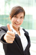 © DAZOKA.com - Business woman shows thumb up
