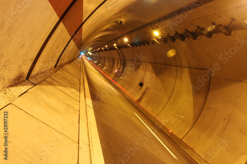 Board z aluminiowym obramowaniem Tunel autostrady w nocy